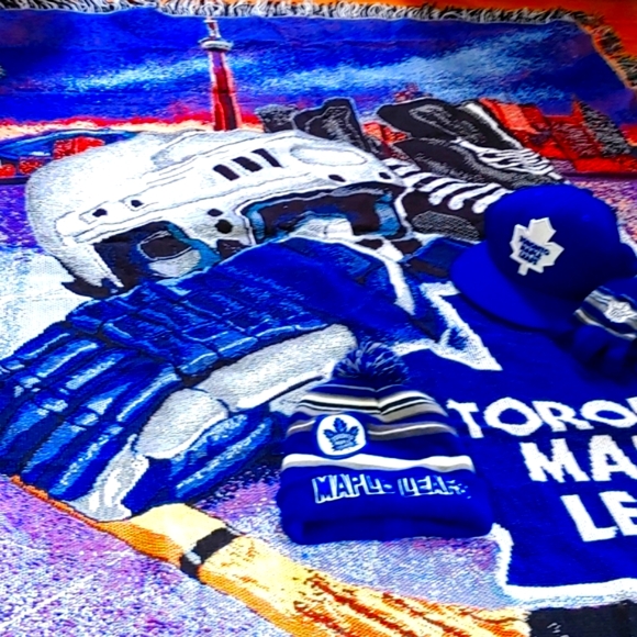 TORONTO MAPLE LEAFS RUG+HATS + GLOVES - Picture 2 of 9